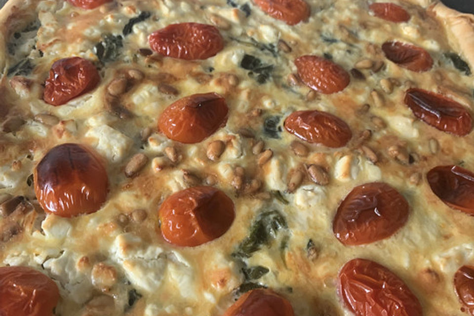 Quiche mit Spinat, Feta, Tomaten und Pinienkernen