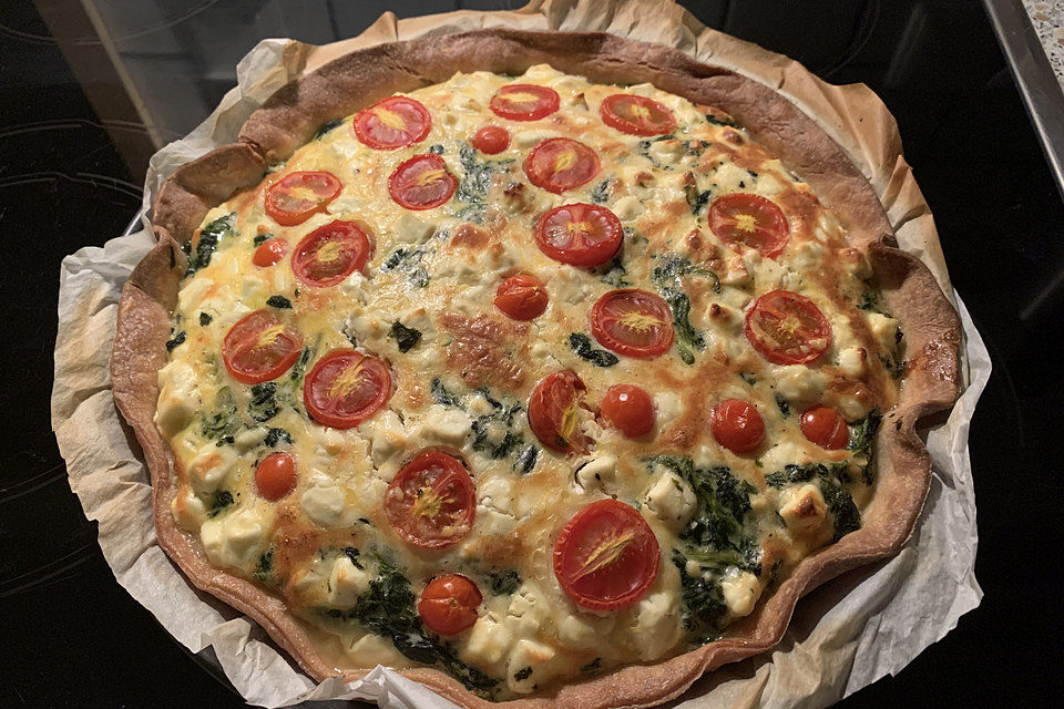 Quiche mit Spinat, Feta, Tomaten und Pinienkernen