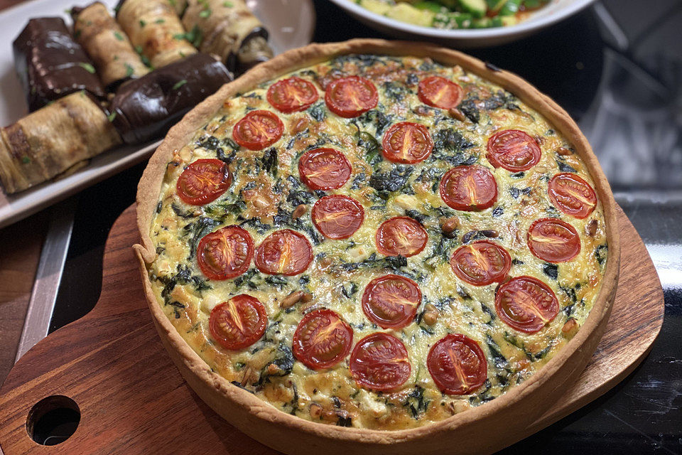 Quiche mit Spinat, Feta, Tomaten und Pinienkernen