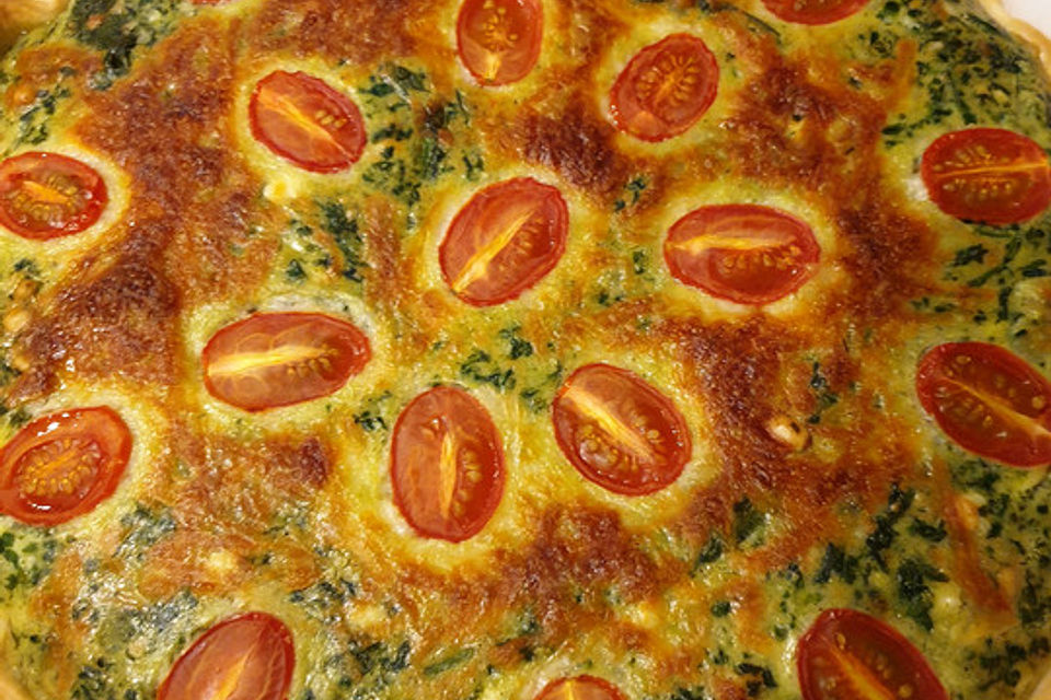 Quiche mit Spinat, Feta, Tomaten und Pinienkernen