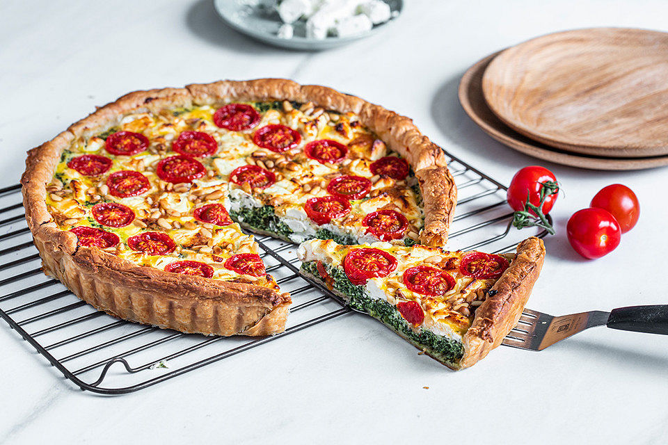 Quiche mit Spinat, Feta, Tomaten und Pinienkernen