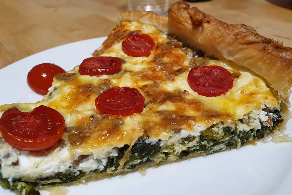 Quiche mit Spinat, Feta, Tomaten und Pinienkernen