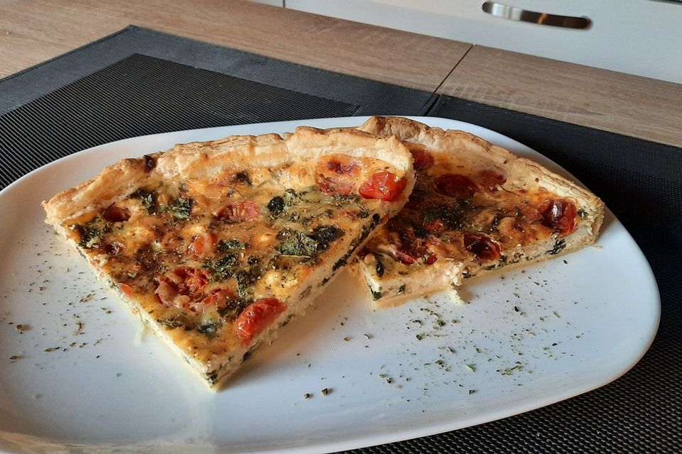 Quiche mit Spinat, Feta, Tomaten und Pinienkernen