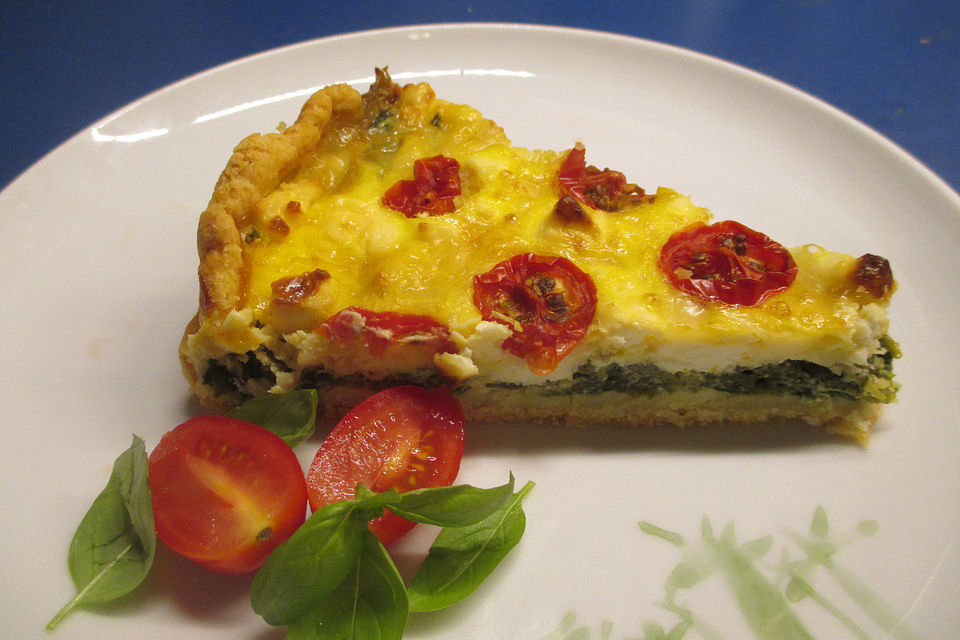 Quiche mit Spinat, Feta, Tomaten und Pinienkernen