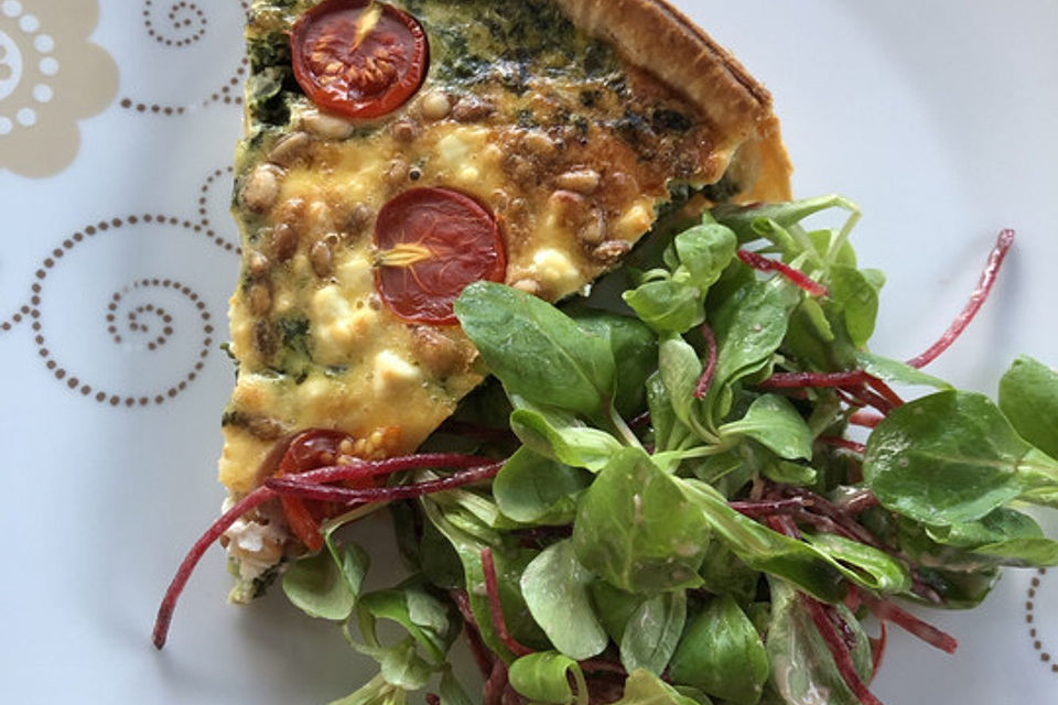 Quiche mit Spinat, Feta, Tomaten und Pinienkernen