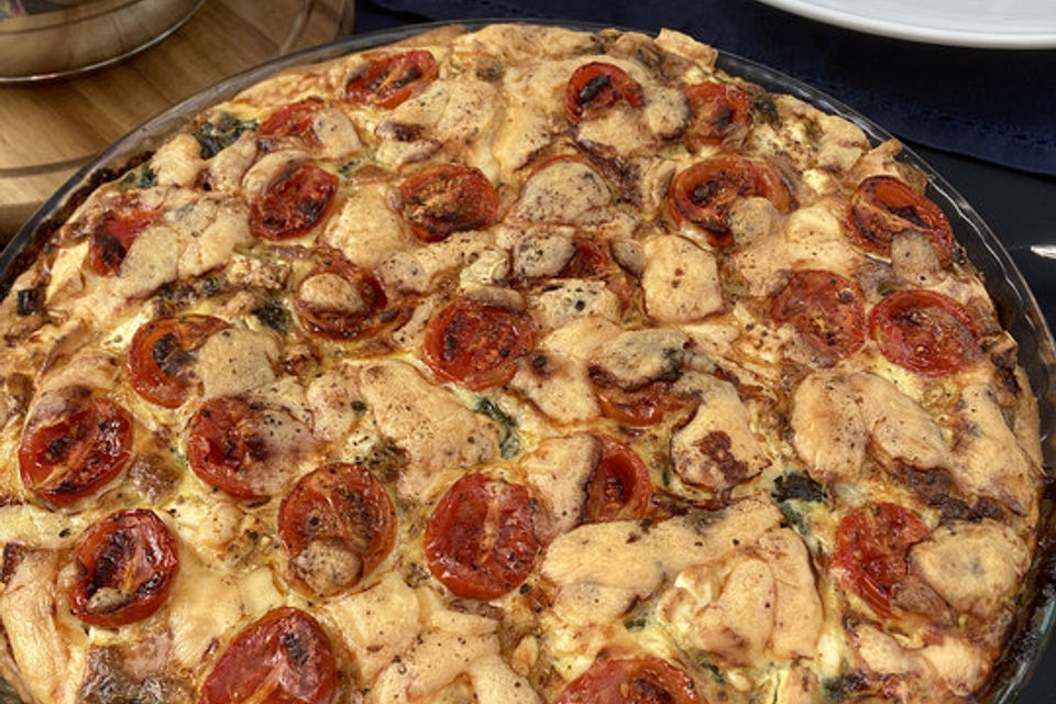 Quiche mit Spinat, Feta, Tomaten und Pinienkernen