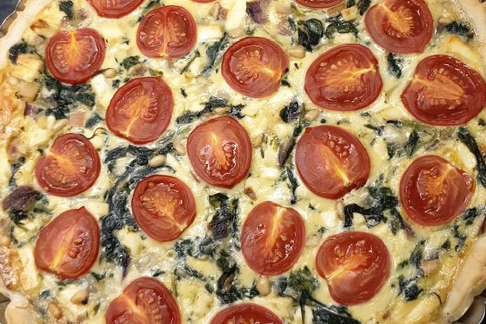 Quiche mit Spinat, Feta, Tomaten und Pinienkernen