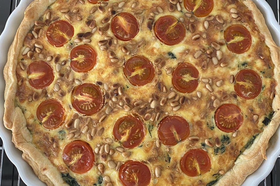 Quiche mit Spinat, Feta, Tomaten und Pinienkernen