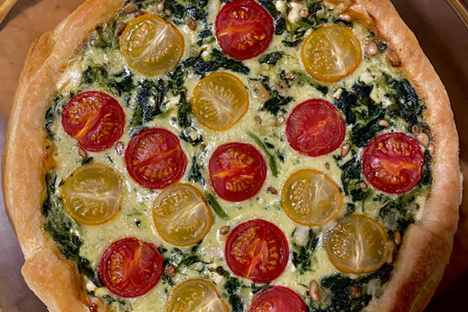 Quiche mit Spinat, Feta, Tomaten und Pinienkernen