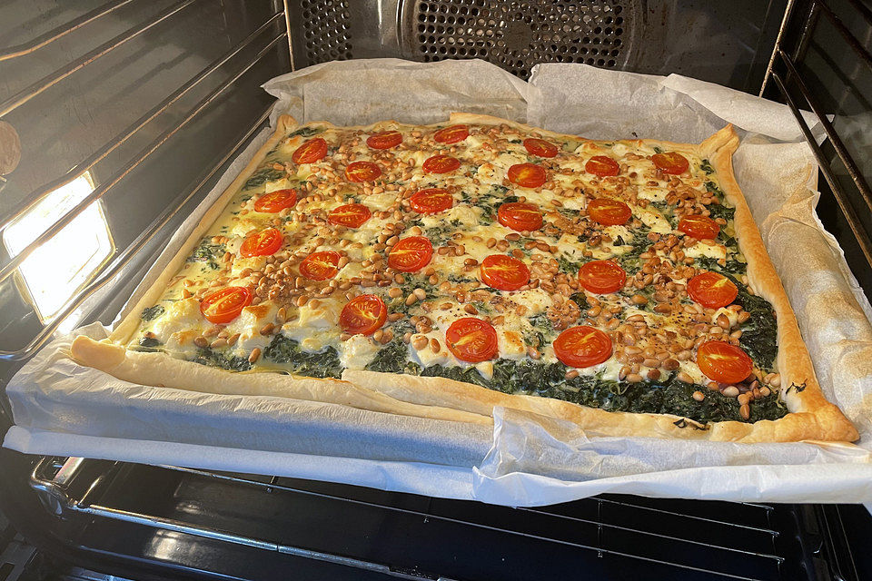 Quiche mit Spinat, Feta, Tomaten und Pinienkernen