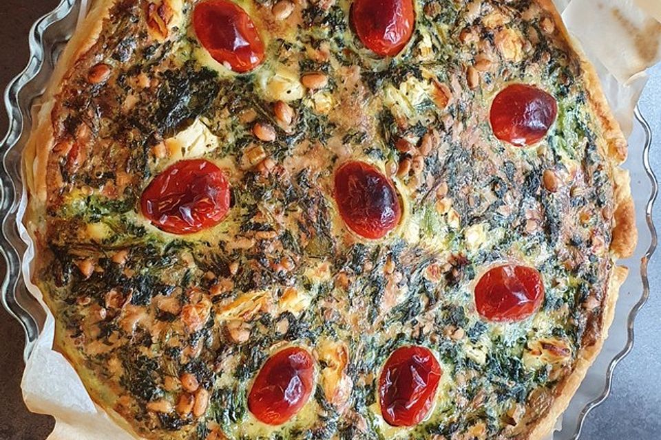 Quiche mit Spinat, Feta, Tomaten und Pinienkernen