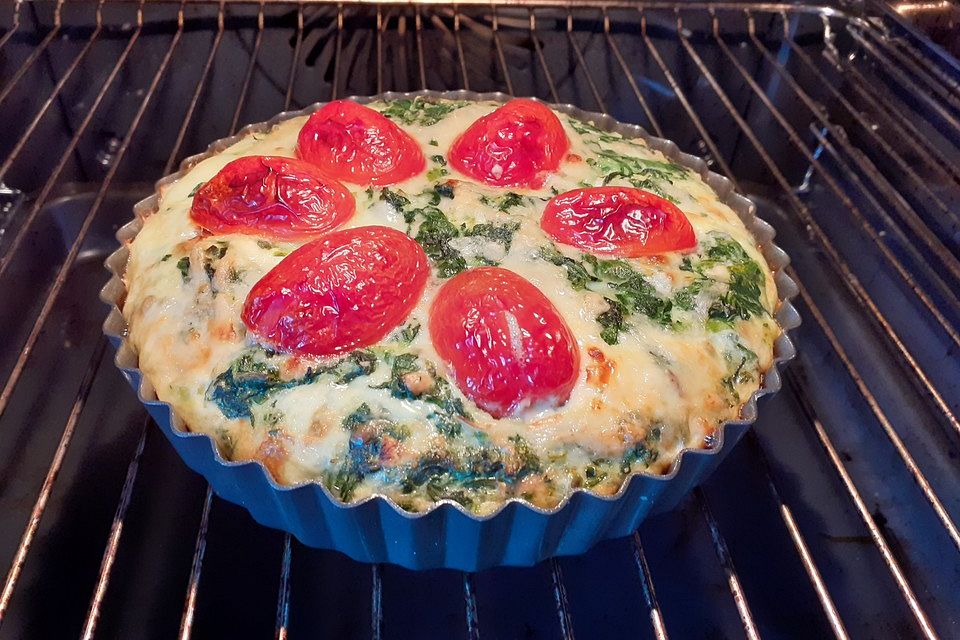 Quiche mit Spinat, Feta, Tomaten und Pinienkernen