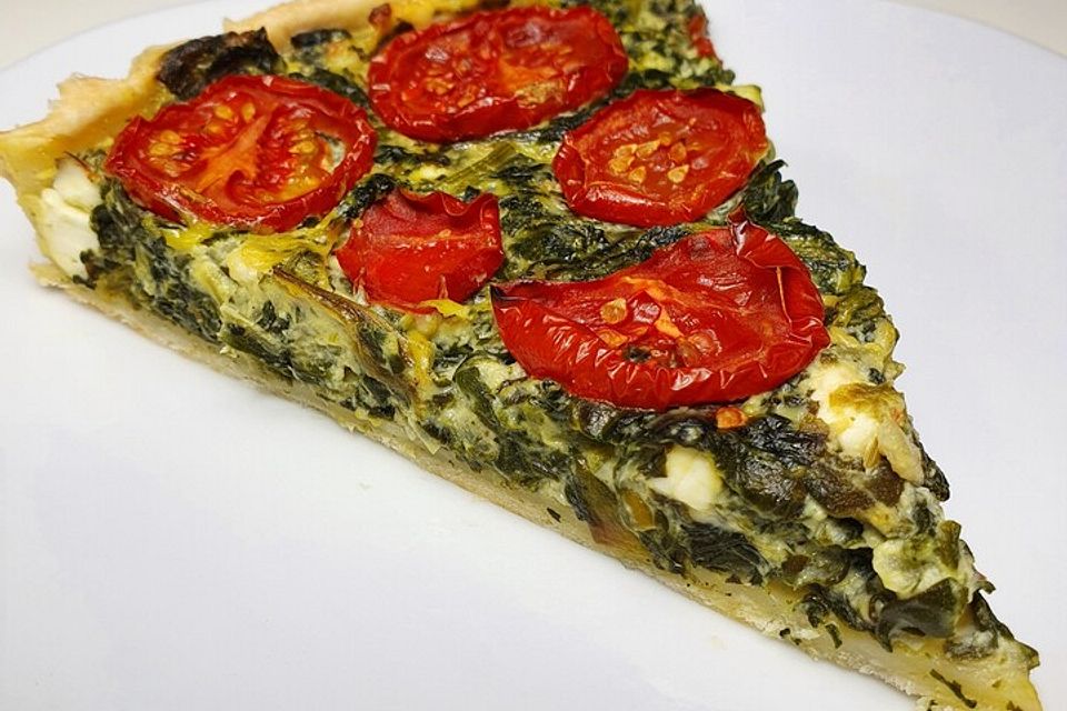 Quiche mit Spinat, Feta, Tomaten und Pinienkernen