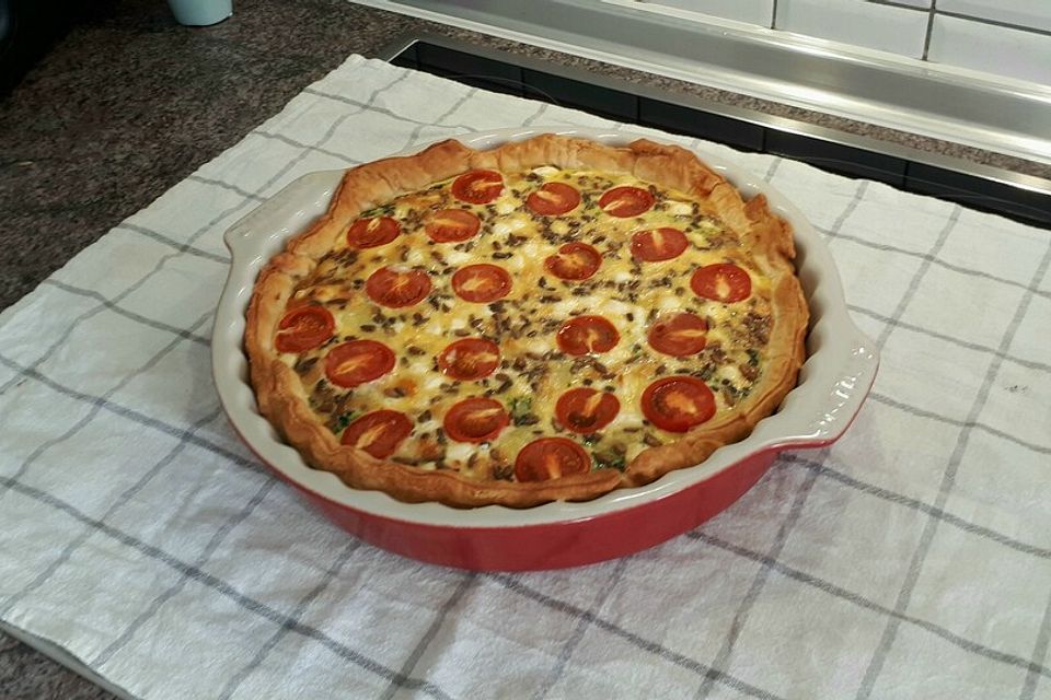 Quiche mit Spinat, Feta, Tomaten und Pinienkernen