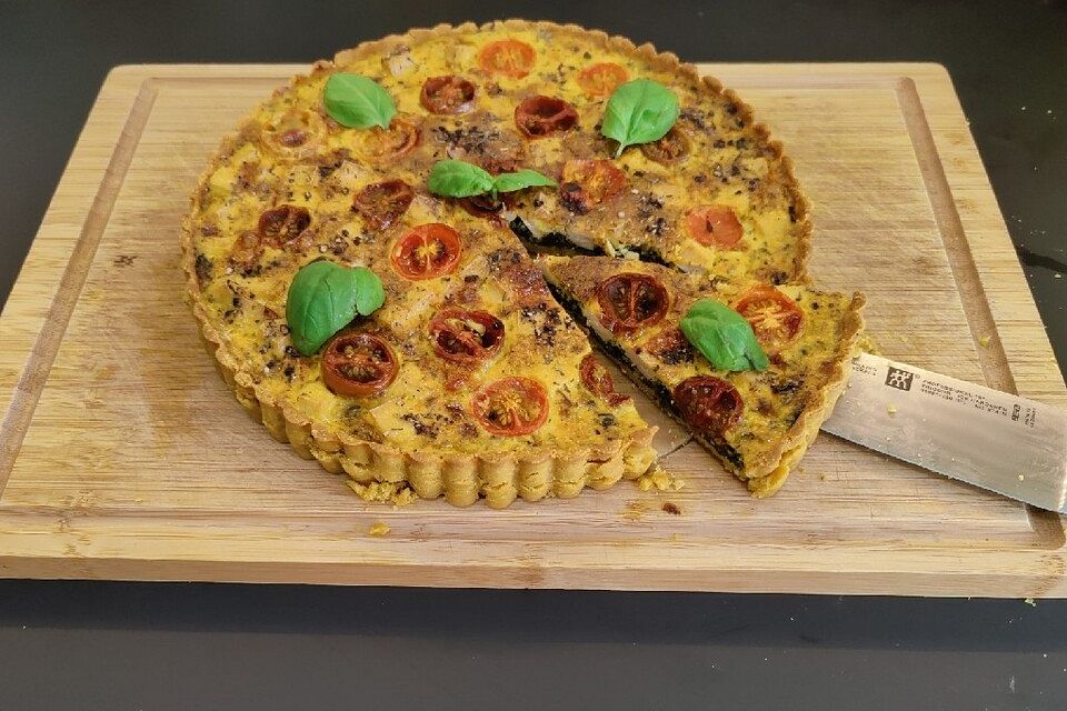 Quiche mit Spinat, Feta, Tomaten und Pinienkernen