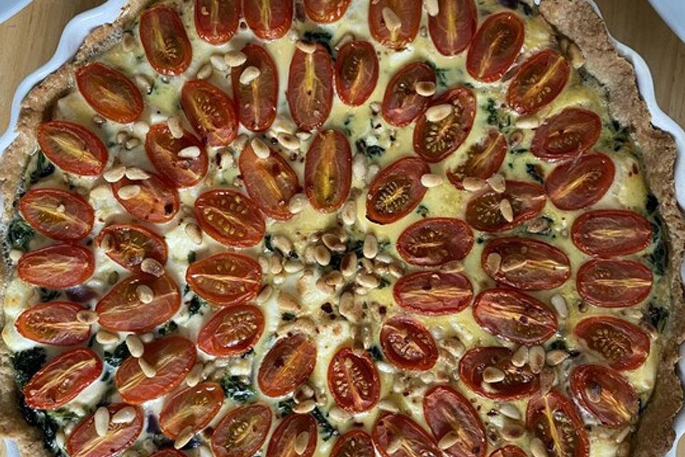 Quiche mit Spinat, Feta, Tomaten und Pinienkernen