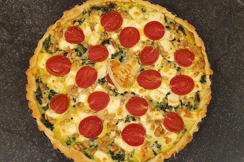 Quiche mit Spinat, Feta, Tomaten und Pinienkernen