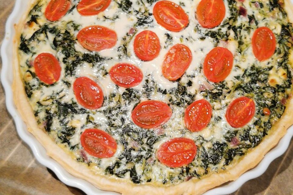 Quiche mit Spinat, Feta, Tomaten und Pinienkernen