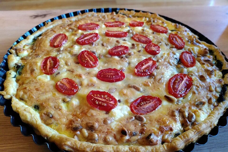 Quiche mit Spinat, Feta, Tomaten und Pinienkernen