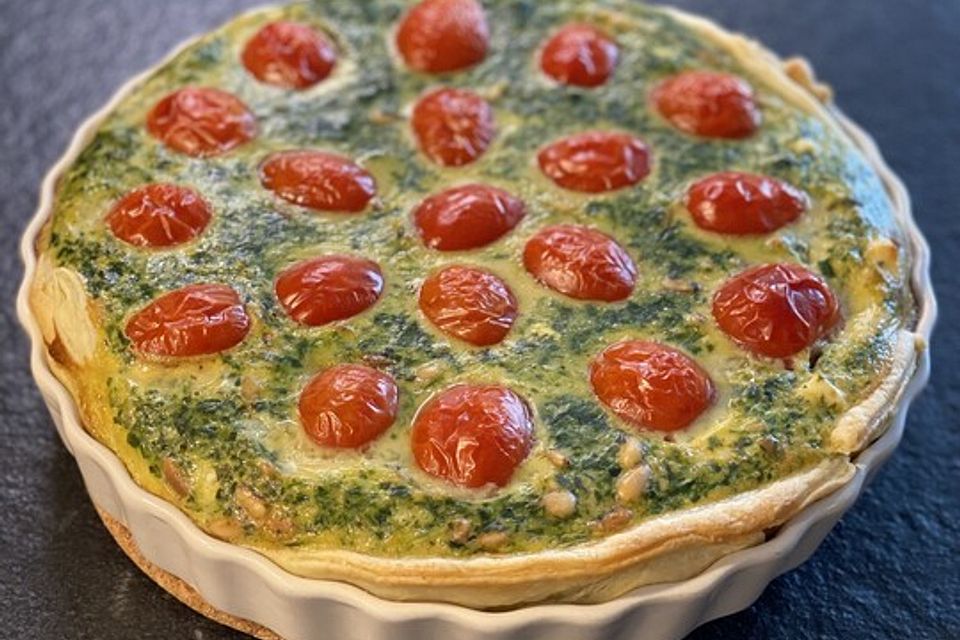 Quiche mit Spinat, Feta, Tomaten und Pinienkernen