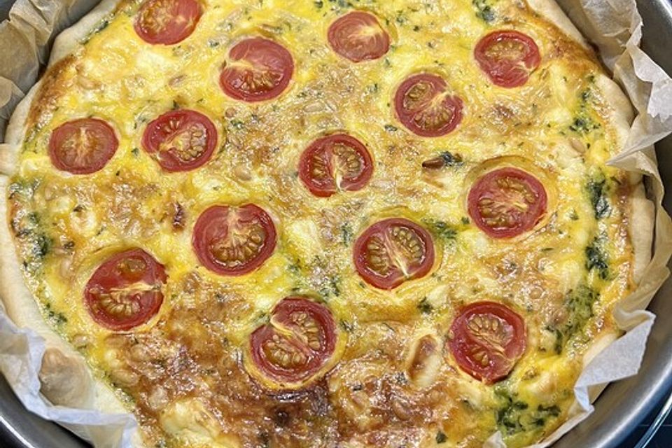 Quiche mit Spinat, Feta, Tomaten und Pinienkernen