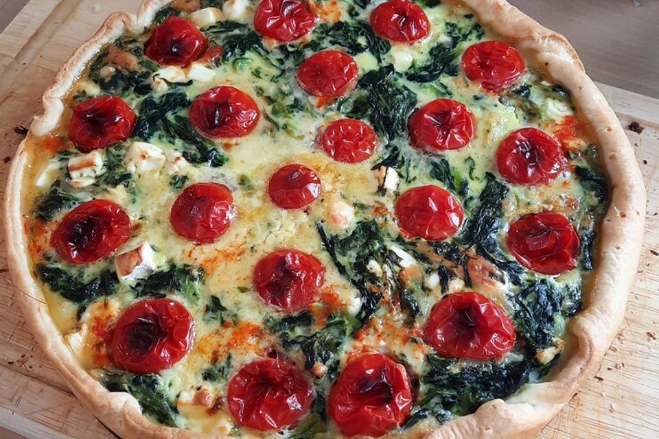 Quiche mit Spinat, Feta, Tomaten und Pinienkernen