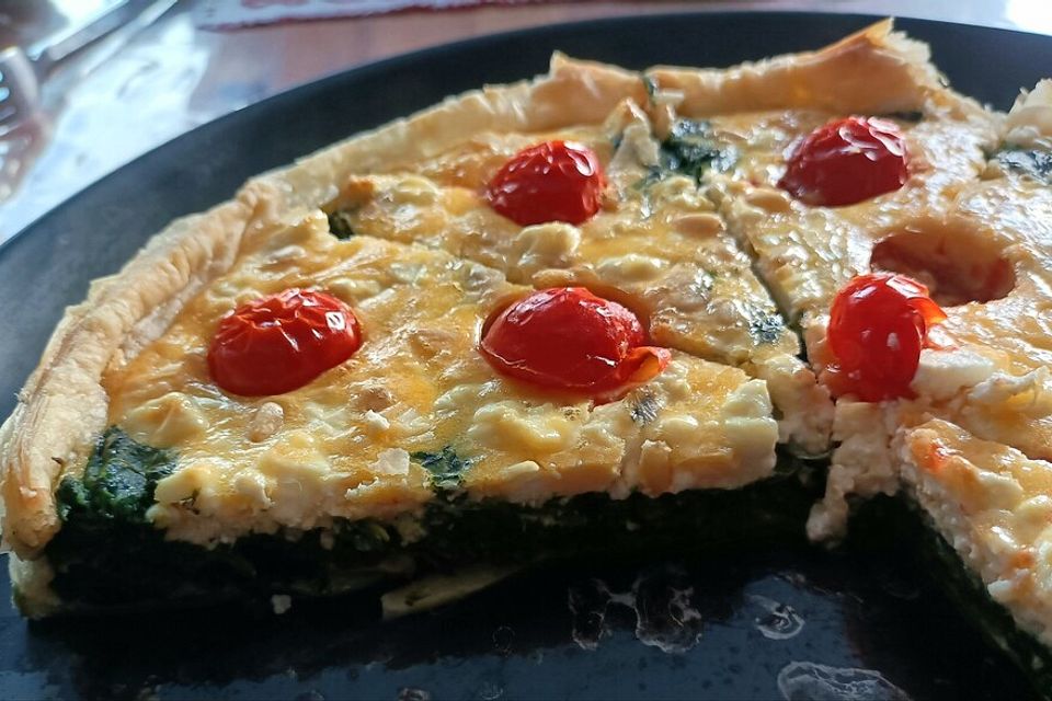 Quiche mit Spinat, Feta, Tomaten und Pinienkernen