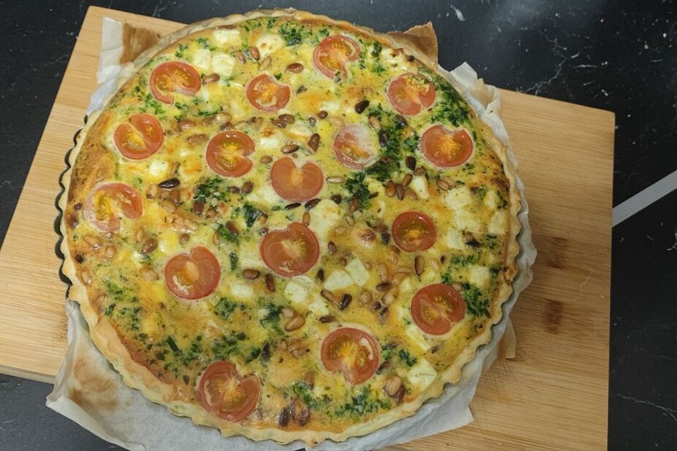 Quiche mit Spinat, Feta, Tomaten und Pinienkernen