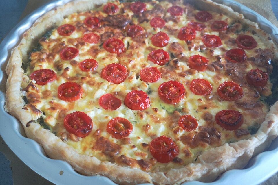 Quiche mit Spinat, Feta, Tomaten und Pinienkernen