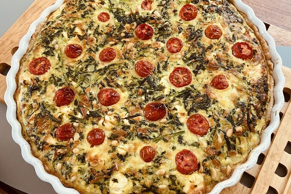 Quiche mit Spinat, Feta, Tomaten und Pinienkernen