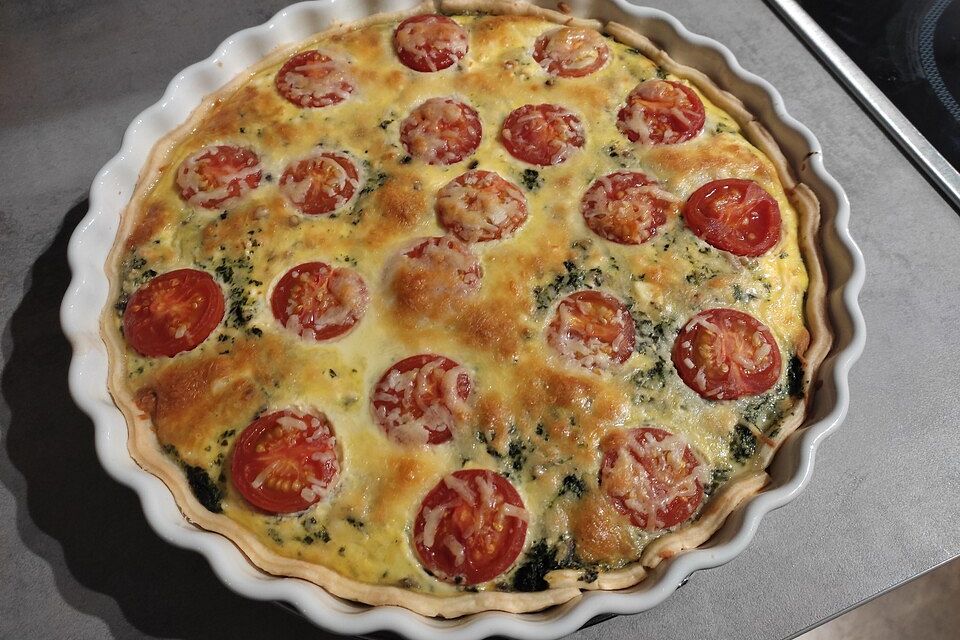 Quiche mit Spinat, Feta, Tomaten und Pinienkernen