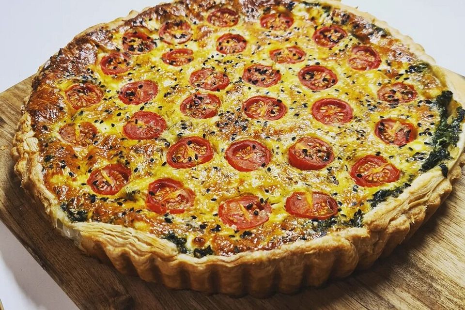 Quiche mit Spinat, Feta, Tomaten und Pinienkernen