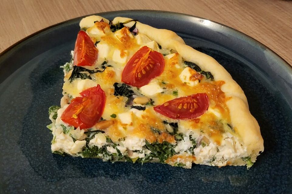 Quiche mit Spinat, Feta, Tomaten und Pinienkernen