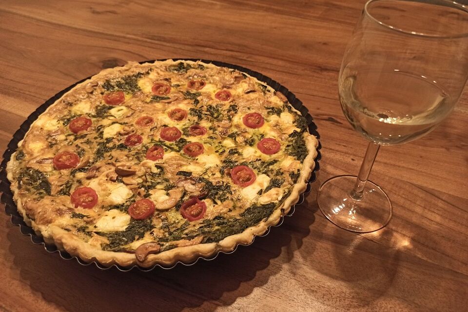 Quiche mit Spinat, Feta, Tomaten und Pinienkernen