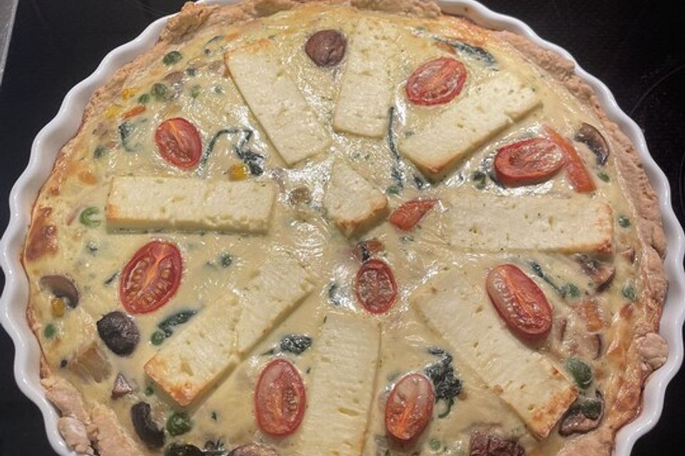 Quiche mit Spinat, Feta, Tomaten und Pinienkernen