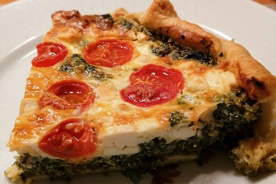 Quiche mit Spinat, Feta, Tomaten und Pinienkernen