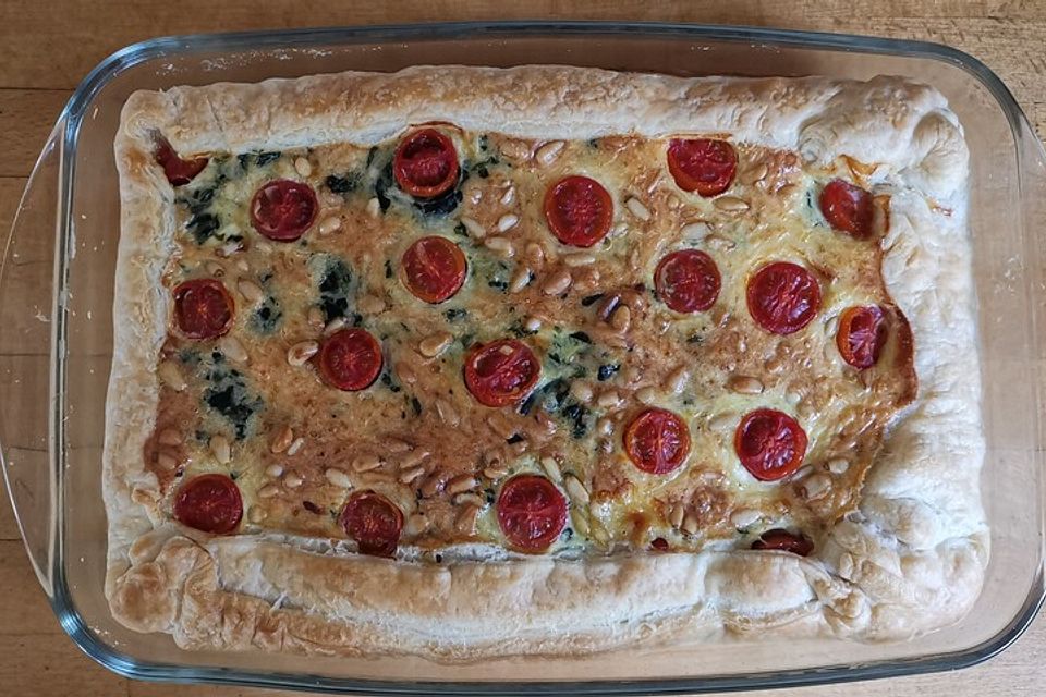 Quiche mit Spinat, Feta, Tomaten und Pinienkernen