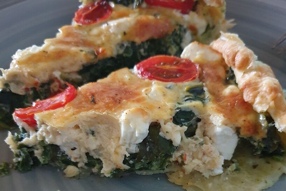 Quiche mit Spinat, Feta, Tomaten und Pinienkernen