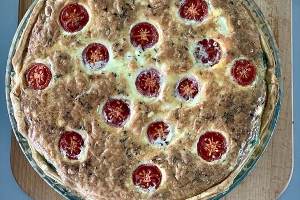 Quiche mit Spinat, Feta, Tomaten und Pinienkernen