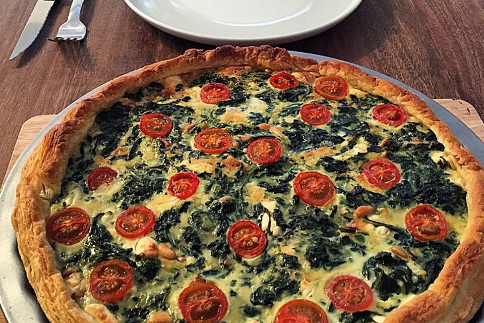 Quiche mit Spinat, Feta, Tomaten und Pinienkernen