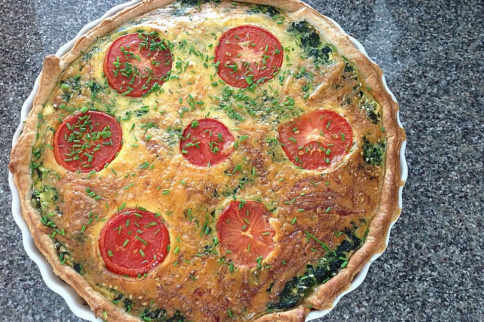 Quiche mit Spinat, Feta, Tomaten und Pinienkernen