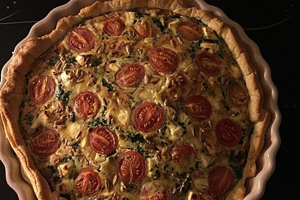 Quiche mit Spinat, Feta, Tomaten und Pinienkernen