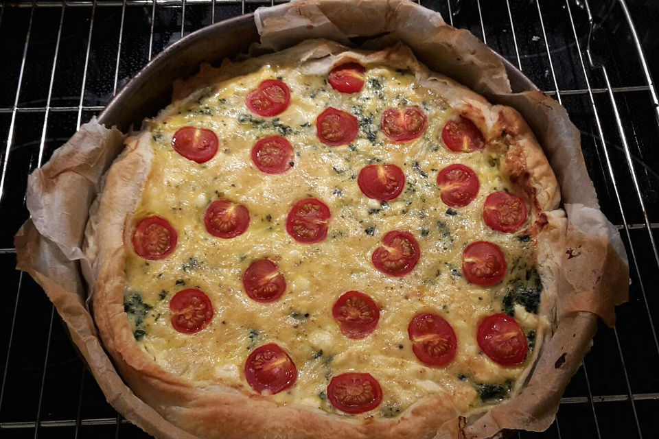 Quiche mit Spinat, Feta, Tomaten und Pinienkernen