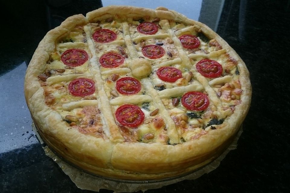 Quiche mit Spinat, Feta, Tomaten und Pinienkernen