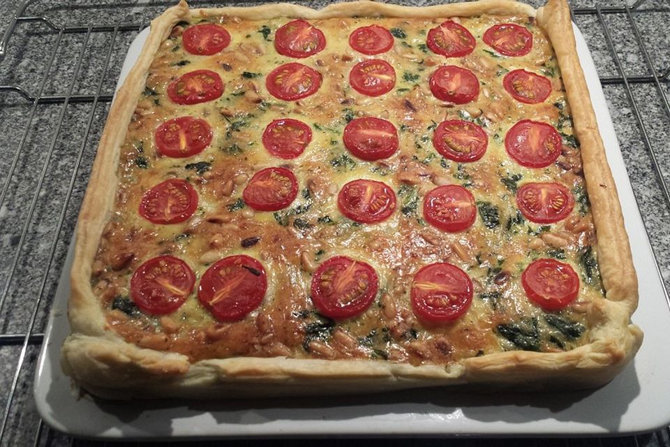 Quiche mit Spinat, Feta, Tomaten und Pinienkernen