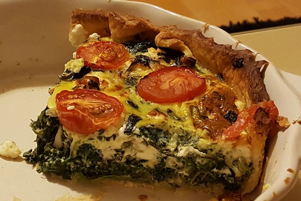 Quiche mit Spinat, Feta, Tomaten und Pinienkernen