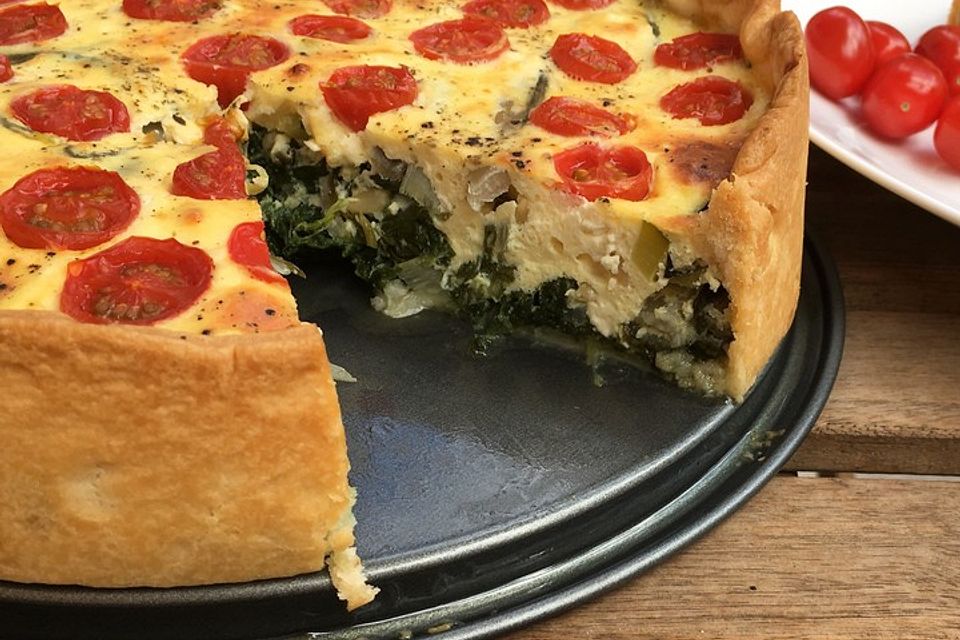 Quiche mit Spinat, Feta, Tomaten und Pinienkernen