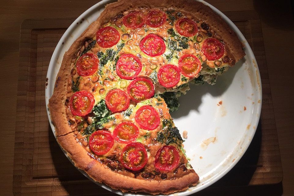 Quiche mit Spinat, Feta, Tomaten und Pinienkernen