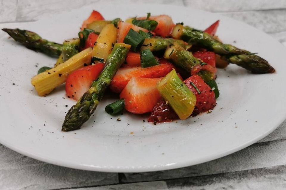 Salat von wildem Spargel und Erdbeeren