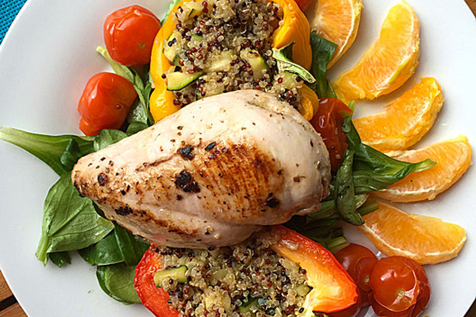 Gefülltes Hähnchenbrustfilet auf Sommersalat mit Quinoa